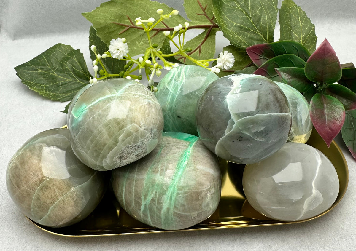 Piedras de garmerita pulidas