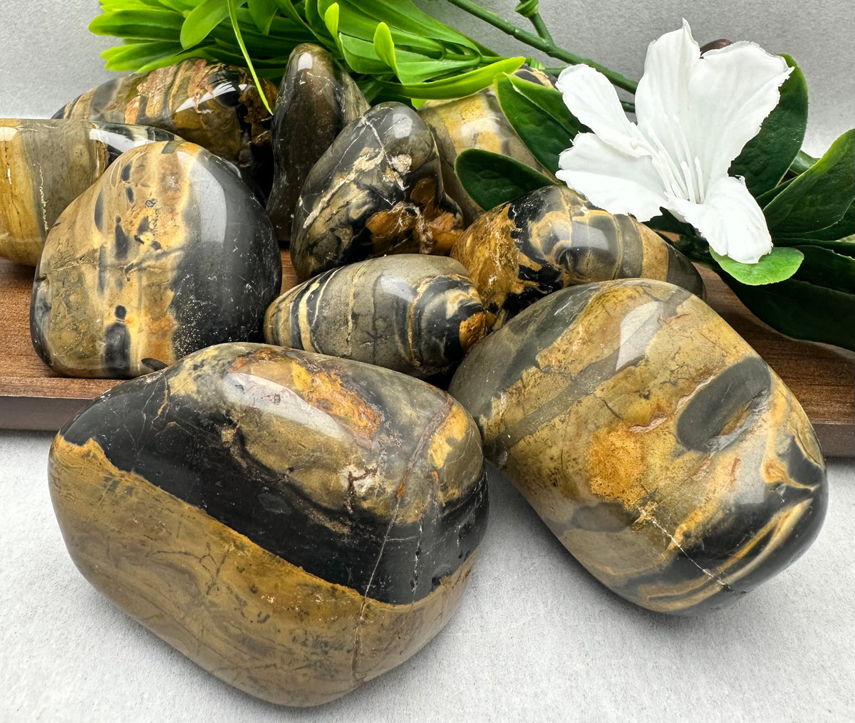 Piedras pulidas de ónix en bandas