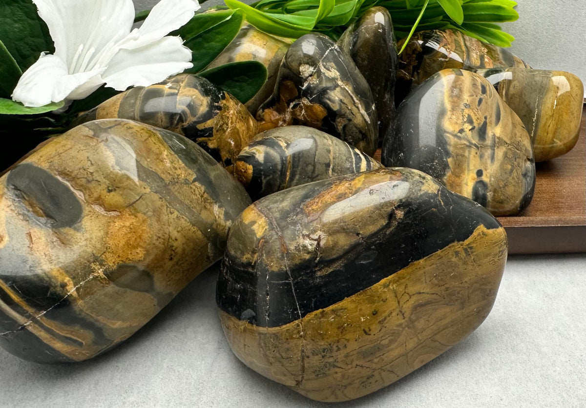 Piedras pulidas de ónix en bandas