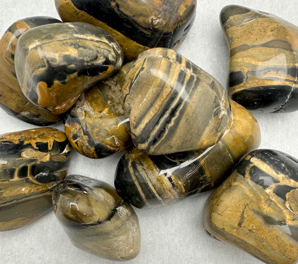 Piedras pulidas de ónix en bandas