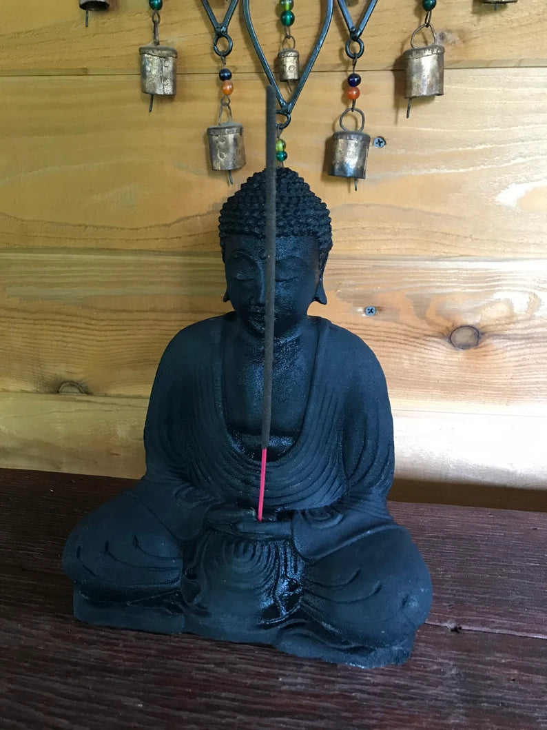 Estatua de piedra volcánica y porta incienso Buda meditando