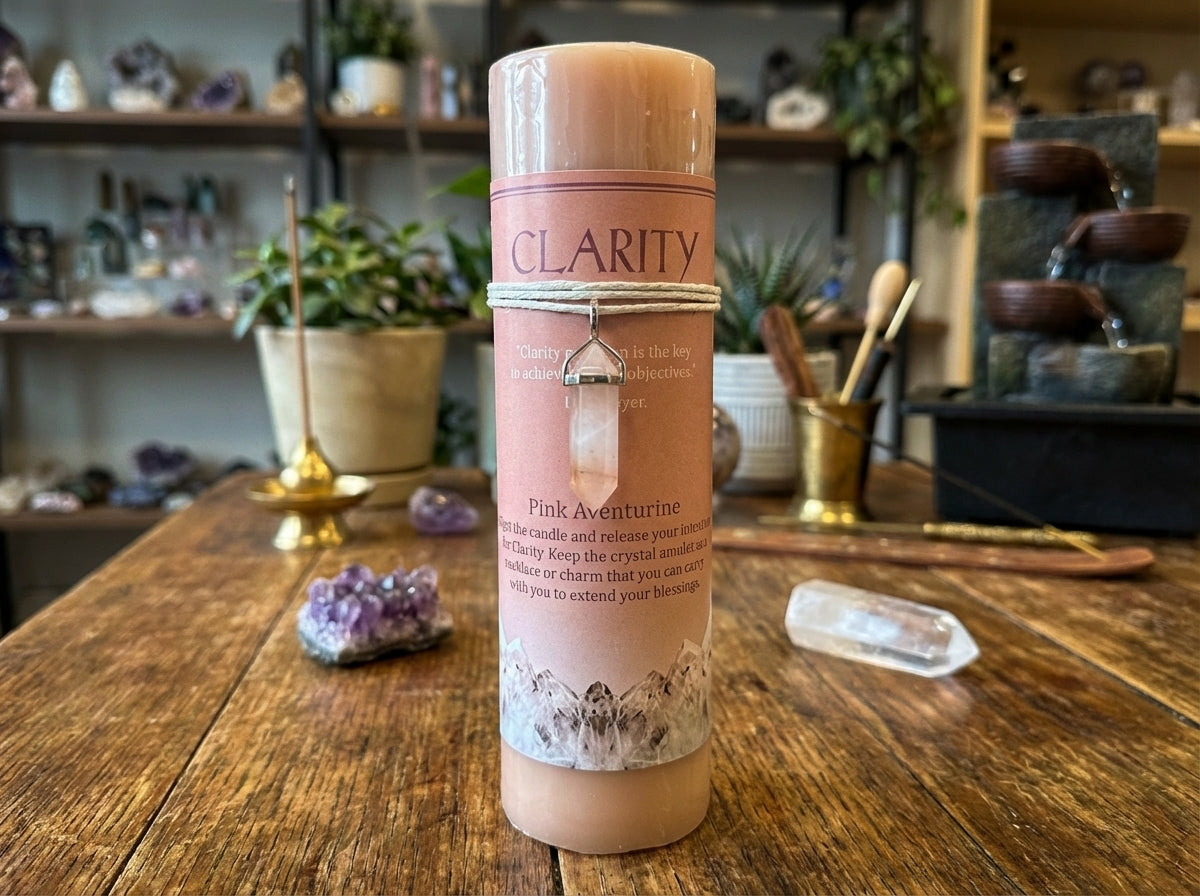 Vela de pilar con colgante de cristal energético