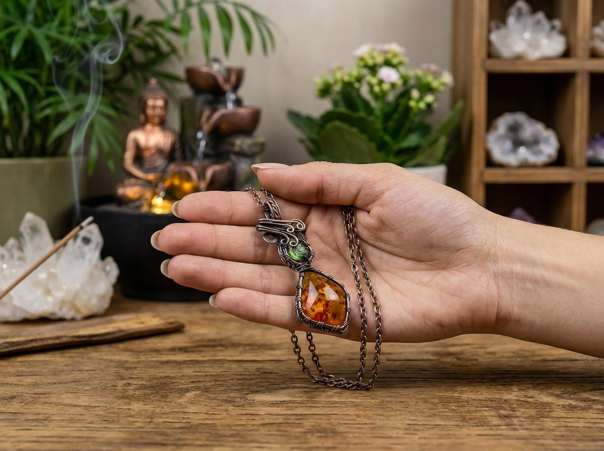 Colgante de cobre con topacio místico arcoíris y ámbar báltico
