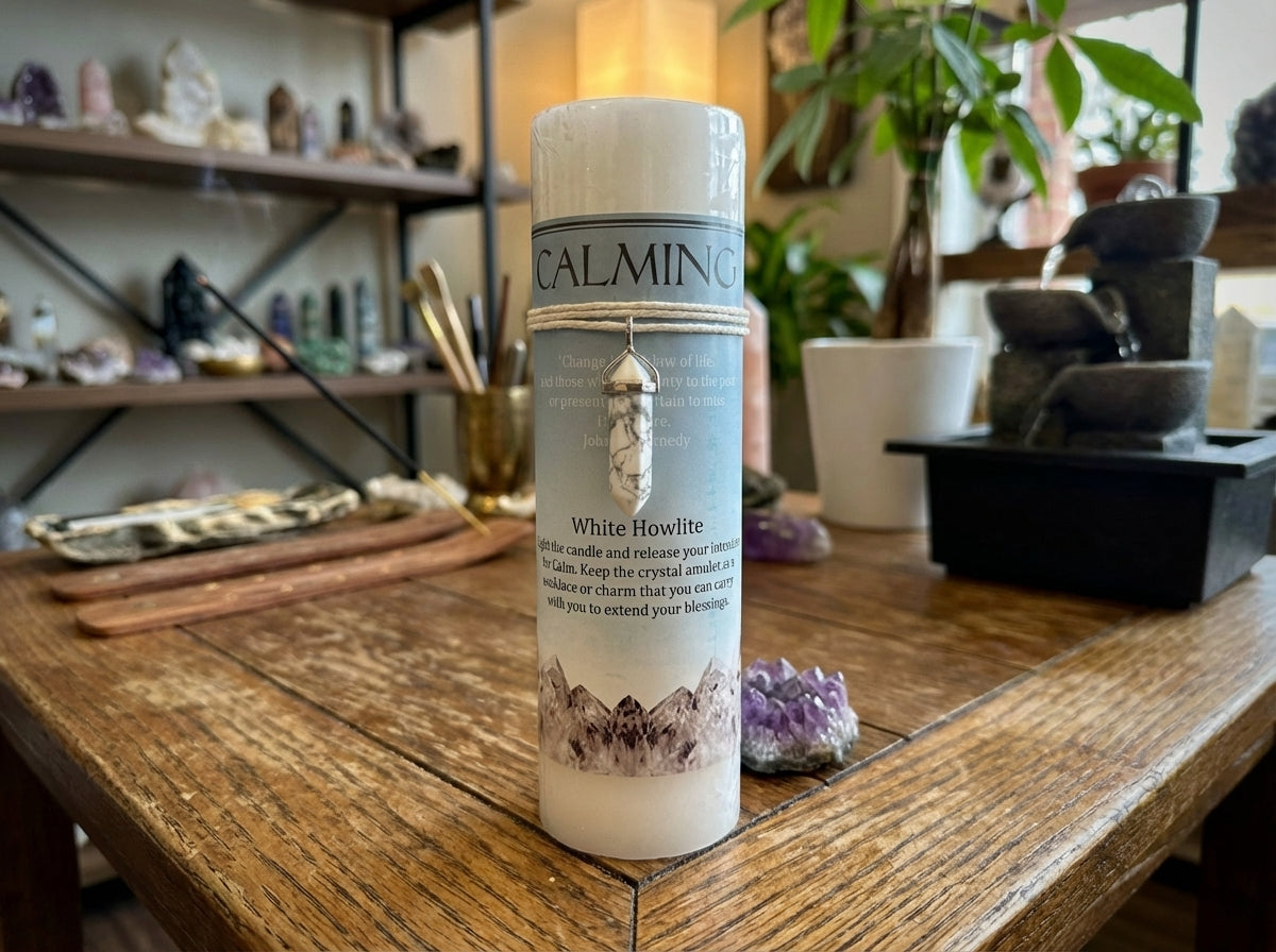 Vela de pilar con colgante de cristal energético