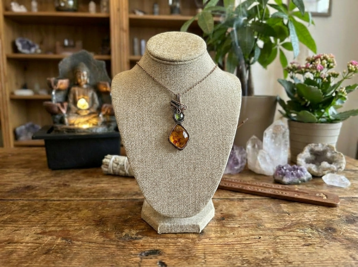 Colgante de cobre con topacio místico arcoíris y ámbar báltico