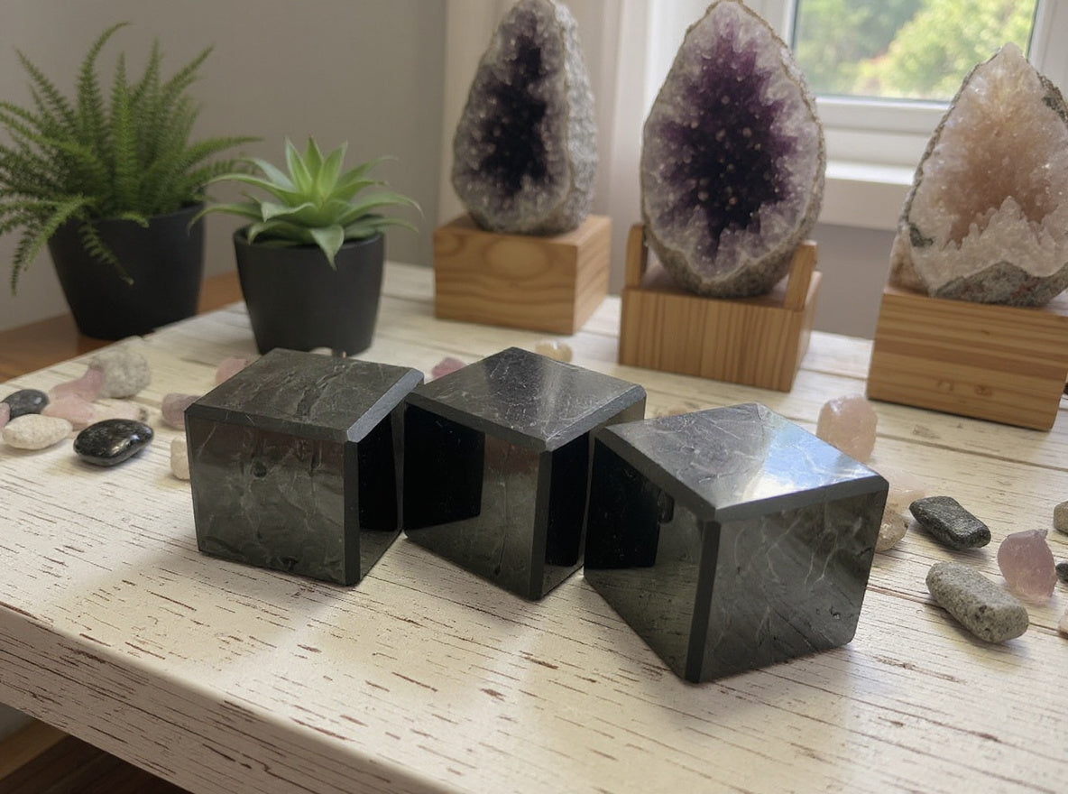 Cubo de shungita pulido (6 cm) con protección EMF