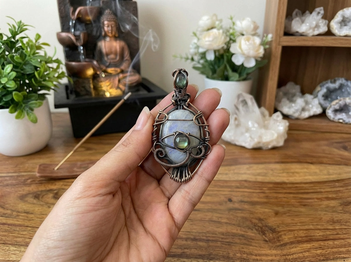 Colgante de cobre con piedra lunar arcoíris y labradorita 