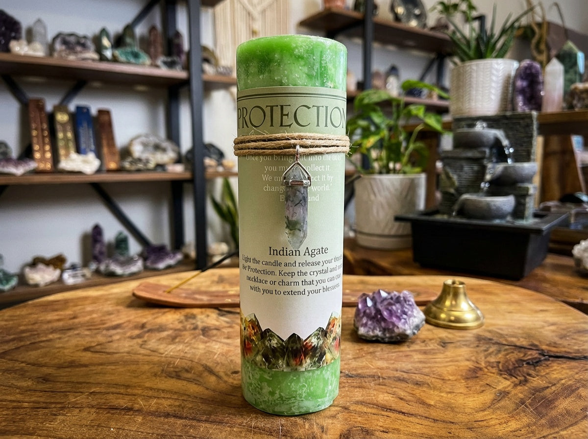 Vela de pilar con colgante de cristal energético
