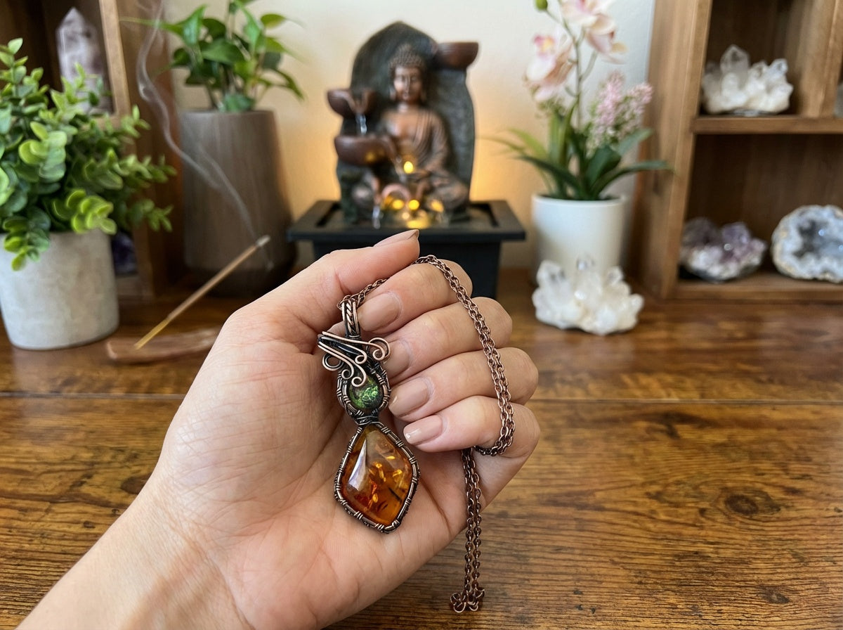Colgante de cobre con topacio místico arcoíris y ámbar báltico