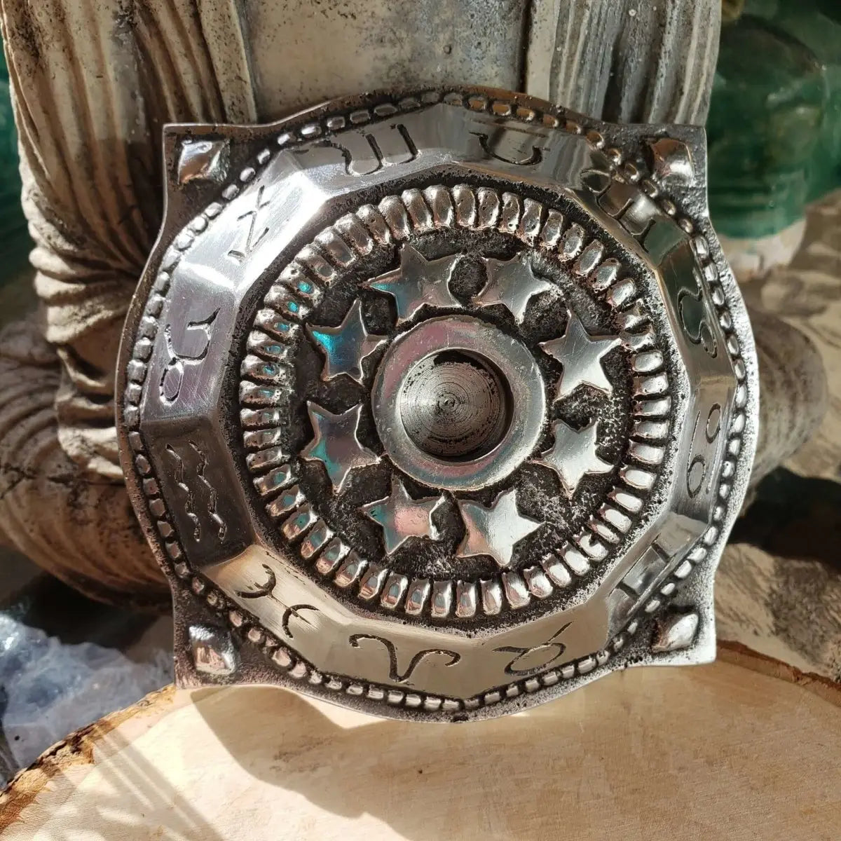 Candelabro de metal con forma de campana y estrellas del ZODIACO
