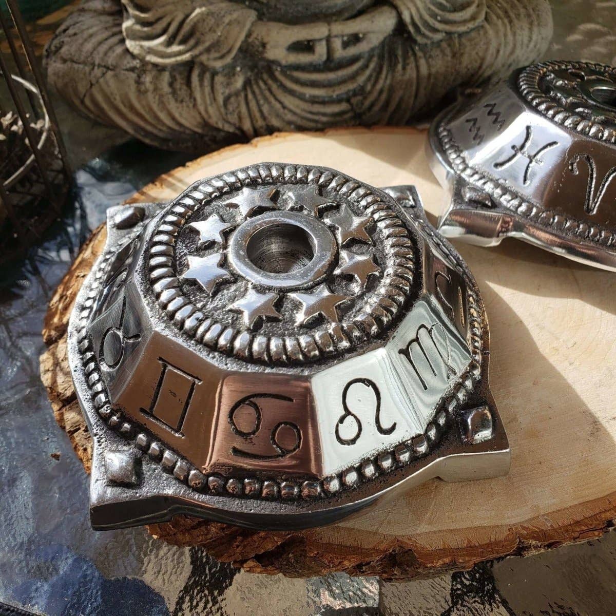 Candelabro de metal con forma de campana y estrellas del ZODIACO